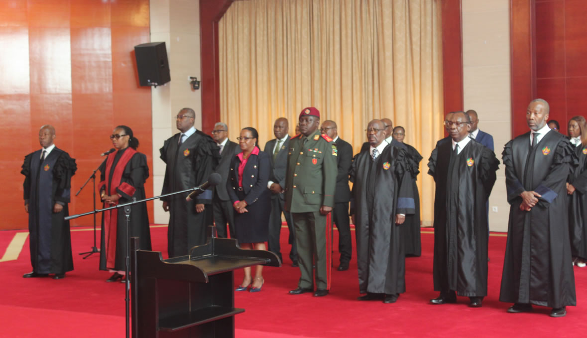 Participantes na cerimónia de tomada de posse de Maria Isabel Bento Rupia, no cargo de Juíza Conselheira do Tribunal Supremo