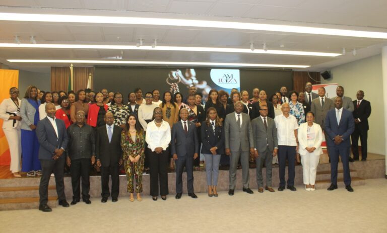 Participantes Nas Celebrações Do Dia Internacional Das Mulheres Juízas E Do Lançamento Da Revista Linhas Do Direito