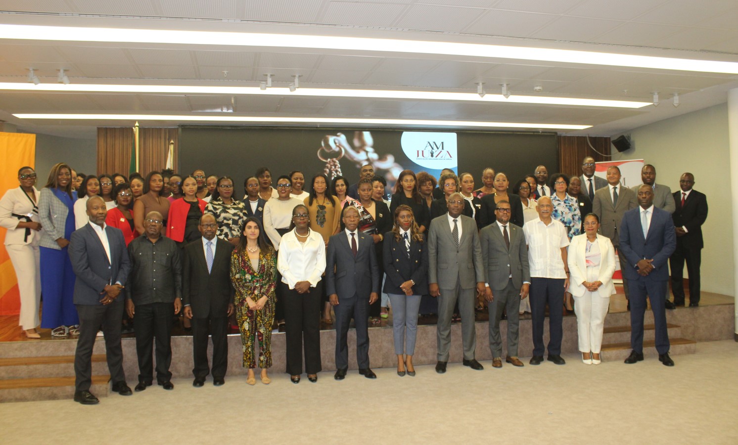 Participantes nas celebrações do Dia Internacional das Mulheres Juízas e do lançamento da Revista Linhas do Direito