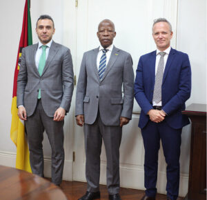 Presidente do Tribunal Supremo recebe em visita de trabalho o Representante do Escritório das Nações Unidas sobre Drogas e Crime, em Moçambique e o Coordenador de Programas para África e Gestor do Projecto “Accão Global Unida para Reduzir e Desmantelar o Crime Organizado contra a Vida Selvagem”
